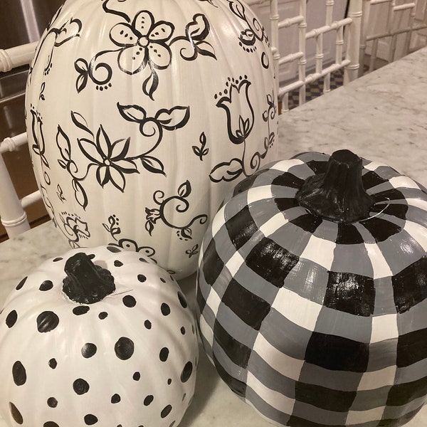 Calabazas pintadas a mano / Juego de 3 con diseños en blanco y negro