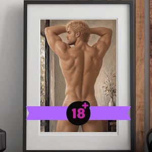 Pode incluir: Uma impressão artística emoldurada em papel fotográfico premium de 33x48 cm mostrando uma pessoa musculosa de cabelo loiro vista de costas. Uma faixa roxa com o texto 18+ cobre a parte inferior. A impressão está em uma moldura preta.