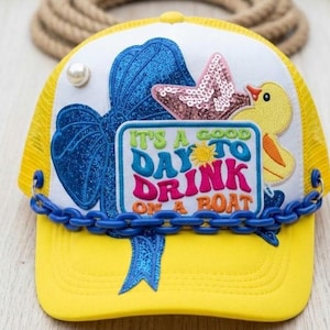 Gorra de camionero maximalista Junk / Gorra con parche de barco para día de lago / Gorra de camionero personalizada con temática veraniega / Parches de lazo y pato con purpurina azul / Regalo de moda para