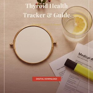 Puede incluir: Un rastreador y guía de salud tiroidea en descarga digital con un espejo redondo de borde dorado, un vaso de agua con una rodaja de limón y un formulario médico con un resaltador amarillo. El texto dice Poppy's Field y DIGITAL DOWNLOAD.