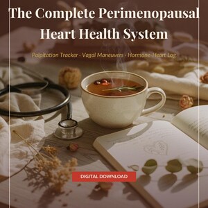 Peut inclure: Un téléchargement numérique intitulé The Complete Perimenopausal Heart Health System par Poppy's Field. Il présente une tasse en céramique beige avec du thé fumant, un stéthoscope noir et un carnet ouvert avec un dessin de cœur et des fleurs séchées.