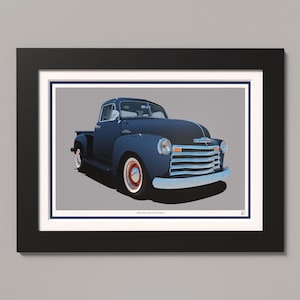 Könnte beinhalten: Ein gerahmter Kunstdruck eines dunkelblauen Oldtimer-Pickups mit Chromkühlergrill, Stoßstange und Weißwandreifen. Der Truck ist vor einem einfarbigen grauen Hintergrund dargestellt. Der Druck befindet sich in einem schwarzen Rahmen mit Passepartout.