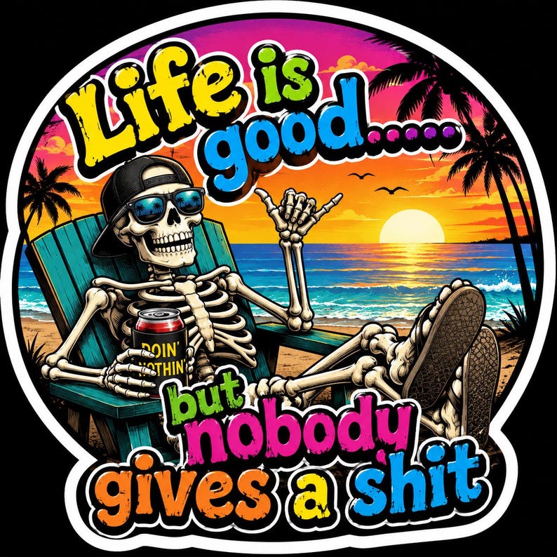 Op de afbeelding: Een ronde sticker met een skelet dat een zwarte honkbalpet en een blauwe zonnebril draagt, zittend in een blauwgroene strandstoel bij zonsondergang. Het skelet houdt een blikje vast met de tekst Doin' Nothin'. Tekst: Life is good... but nobody gives a shit.