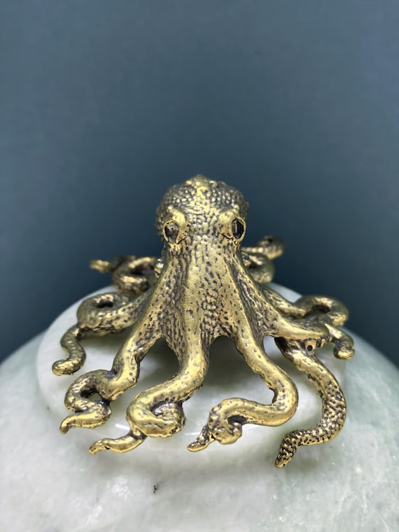Vintage Brass Octopus Figurine Mini Tea Pet Desk Ornament Collectible Handheld Sculpture