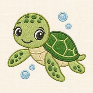 Op de afbeelding: Een geborduurd ontwerp van een lichtgroene zeeschildpad met een donkergroen schild, grote donkere ogen en kleine vlekjes op de flippers. De schildpad is omringd door verschillende kleine, lichtblauwe cirkelvormige bubbels op een crèmekleurige achtergrond.