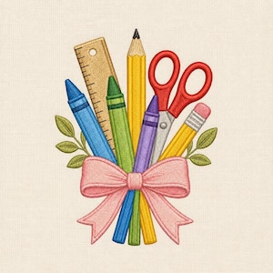 Peut inclure: Un motif brodé représentant une collection de fournitures scolaires incluant une règle beige, un crayon jaune, des ciseaux rouges, ainsi que des crayons de cire bleu, vert et violet. Le tout est noué par un grand ruban rose et des feuilles vertes.
