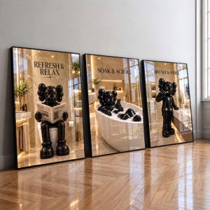 Op de afbeelding: Een set van drie ingelijste wandposters met zwarte cartoonfiguren in een badkamer. De eerste poster toont de figuur op een toilet met de tekst REFRESH & RELAX. De tweede toont de figuur in een badkuip met SOAK & SCROLL. De derde toont de figuur staand met BRUSH & SMILE.