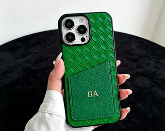 Coque iPhone en cuir avec initiales dorées personnalisées, motif losanges tissés, coque de téléphone avec porte-cartes, housse de protection en cuir personnalisée