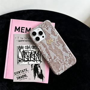 Funda para iPhone personalizada con iniciales doradas, funda para teléfono con textura de piel de pitón, funda de lujo personalizada para iPhone con monograma. grey