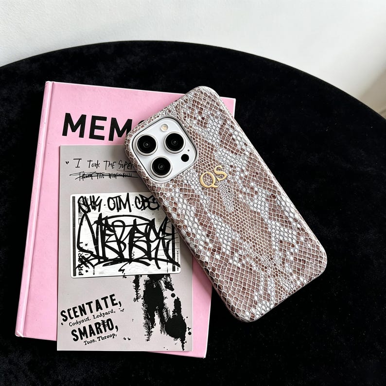Funda para iPhone personalizada con iniciales doradas, funda para teléfono con textura de piel de pitón, funda de lujo personalizada para iPhone con monograma. grey
