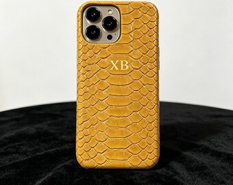 Coque iPhone personnalisée avec initiales dorées, coque de téléphone en cuir texturé crocodile, coque d'iPhone de luxe monogramme personnalisée, cadeau personnalisé pour elle