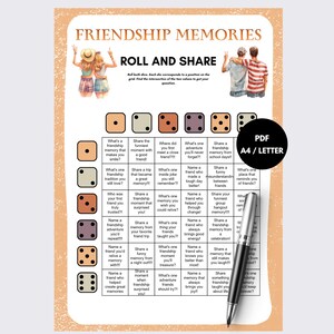 Könnte beinhalten: Ein druckbares Spielblatt mit dem Titel FRIENDSHIP MEMORIES ROLL AND SHARE, das ein Raster mit Fragen basierend auf Würfelwürfen enthält. Das Design umfasst Illustrationen von Freunden, ein schwarzes, rundes PDF A4/LETTER-Abzeichen und einen silbernen Kugelschreiber.