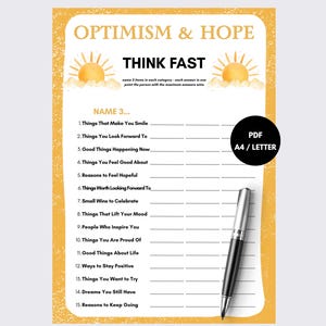 Può includere: Un foglio di gioco stampabile intitolato OPTIMISM & HOPE e THINK FAST con quindici prompt per elencare tre elementi ciascuno. Il design presenta grafiche di soli gialli e un bordo testurizzato. Una penna nera e argento poggia sulla pagina, che include un badge circolare nero con l'etichetta PDF A4 / LETTER.