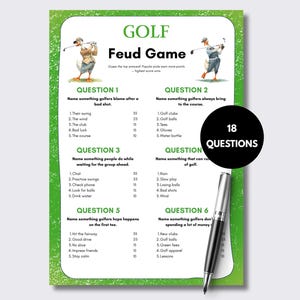 Op de afbeelding: Een Golf Feud spelblad met een groene rand, voorzien van illustraties van eenden die golfen, zes genummerde vragen met punten en een zwarte cirkel met de tekst 18 QUESTIONS. Een zilveren en zwarte pen ligt in de rechterbenedenhoek.