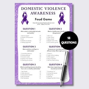 Op de afbeelding: Een Domestic Violence Awareness Feud-spelblad met een paarse rand, twee paarse linten met kronen en zes vragen over gezonde relaties. Een zwarte cirkel vermeldt 18 QUESTIONS en een zilveren pen ligt op het papier.
