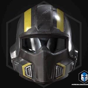 Peut inclure: Un casque gris foncé doté d'une bande verticale jaune proéminente au centre et d'accents jaunes autour des évents inférieurs. Le casque comprend une large visière sombre et des grilles d'aération argentées sur la plaque frontale.