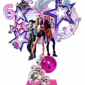 Puede incluir: Un adorno para tarta con tres estrellas del pop ilustradas, el número 6 y el texto HUNTRIX. El diseño incluye estrellas de purpurina moradas, notas musicales y un fondo de bola de discoteca. La base tiene bolas de discoteca espejadas.