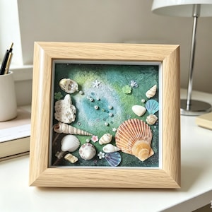 Arte con arena texturizada y conchas marinas: decoración costera oceánica pintada a mano con auténticas conchas de vieira y caracola.
