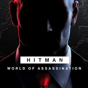 Puede incluir: Una silueta de una figura calva con traje oscuro, camisa de cuello azul claro y corbata roja brillante. El texto HITMAN WORLD OF ASSASSINATION está centrado en blanco sobre un fondo oscuro con una sutil iluminación roja en el lateral.