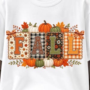Peut inclure: Un t-shirt blanc avec un motif graphique affichant le mot FALL en grandes lettres capitales. Chaque lettre est placée sur un fond à motifs différent, entourée d'illustrations de citrouilles orange, blanches, vertes et de feuilles d'automne.
