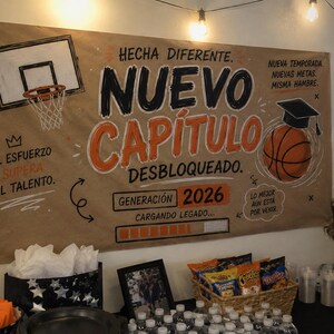 May include: A large tan banner featuring basketball-themed graphics and Spanish text including "NUEVO CAP&Iacute;TULO DESBLOQUEADO," "GENERACI&Oacute;N 2026," and "CARGANDO LEGADO." The design includes a basketball hoop, a basketball wearing a graduation cap, and a loading bar.