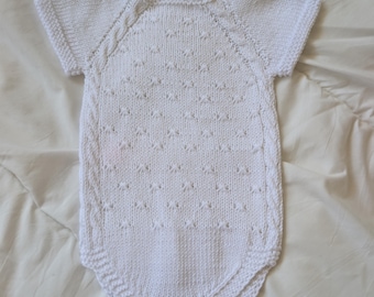 Pelele blanco de punto a mano para bebé / Conjunto para recién nacido / Regalo artesanal para bebé / Ropa clásica blanca para bebé / Regalo para baby shower