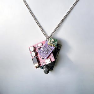 Colar com placa de circuito reciclada, pingente cyberpunk, acessório tecnológico, presente para engenheiros.