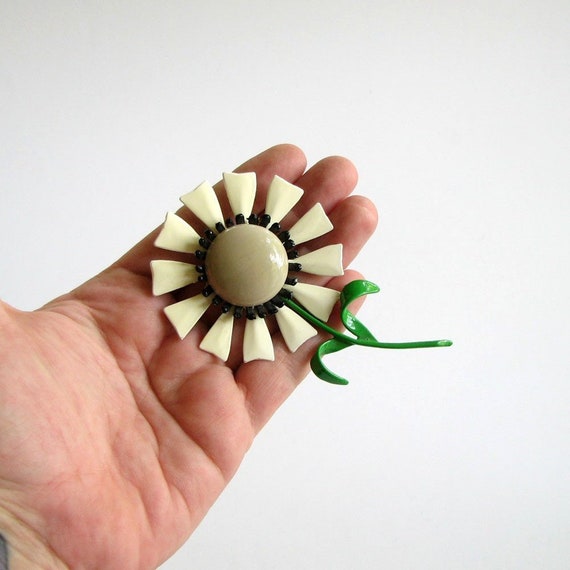 Vintage enamel daisy brooch . mod flower brooch .… - image 3