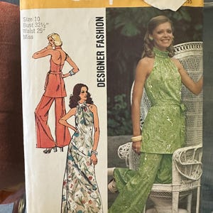 Könnte beinhalten: Vintage Simplicity Designer Fashion Schnittmuster. Die Verpackung zeigt Illustrationen von Damenbekleidungsdesigns, darunter ein grüner Jumpsuit und ein Kleid mit Blumenmuster. Die Packung enthält den Text "Größe 10, Brustumfang 82.5cm, Taille 63.5cm Miss."