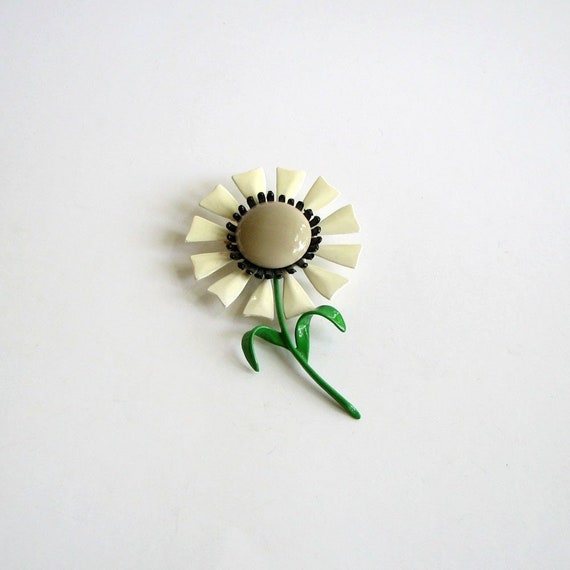 Vintage enamel daisy brooch . mod flower brooch .… - image 2