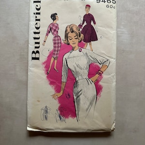 Puede incluir: Patrón de costura vintage para un vestido, talla 12, contorno de pecho 81 cm. El patrón es de Butterick y tiene el número 9465. El patrón muestra tres estilos de vestidos diferentes, todos con una silueta ajustada.