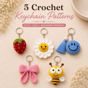 Può includere: Cinque schemi per portachiavi all'uncinetto con una fragola rossa, una margherita bianca con centro giallo, una faccina sorridente blu con nappa, un fiocco rosa e un'ape gialla e marrone. Il testo recita 5 Crochet Keychain Patterns CUTE EASY BEGINNER FRIENDLY.