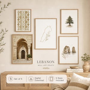 Peut inclure: Un ensemble de cinq impressions d'art mural comprenant un motif géométrique doré, le contour de la carte du Liban avec une feuille, un cèdre, une arche en pierre et des rochers dans l'eau. Le texte LEBANON WALL ART PRINTS est centré.
