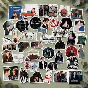 Op de afbeelding: Een verzameling diverse vinylstickers met verschillende illustraties, personages en citaten uit de Twilight-boeken- en filmreeks. De stickers bevatten scènes, portretten en tekstelementen in uiteenlopende vormen en formaten, allemaal samen weergegeven.