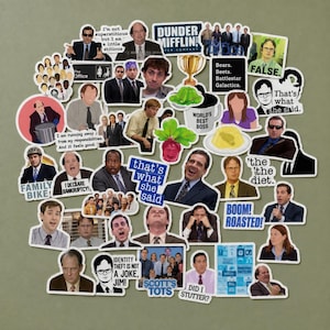 Op de afbeelding: Een verzameling vinylstickers met diverse personages, citaten en iconische beelden uit de televisieserie The Office. Het assortiment bevat illustraties van castleden, het Dunder Mifflin-logo en ontwerpen met tekst.