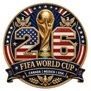 Pode incluir: Um emblema circular apresentando o troféu dourado da Copa do Mundo da FIFA centralizado entre os números 2 e 6. O número 2 exibe o padrão da bandeira americana, enquanto o 6 mostra listras vermelhas e brancas. Inclui águias, estrelas e uma faixa com os dizeres FIFA WORLD CUP CANADA | MEXICO | USA.