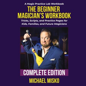 Op de afbeelding: Een paarse boekomslag met de titel The Beginner Magician's Workbook, A Magic Practice Lab Workbook, Tricks, Scripts, and Practice Pages for Kids, Families, and Future Magicians, Complete Edition door Michael Misko, met een goochelaar met een rubberen kip.