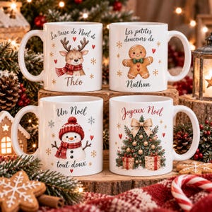 Könnte beinhalten: Vier weiße Keramikbecher mit weihnachtlichen Illustrationen. Der Becher oben links zeigt ein Rentier mit dem Text 'La tasse de Noël de Théo'. Oben rechts ist ein Lebkuchenmann mit 'Les petites douceurs de Nathan' abgebildet. Die unteren Becher zeigen einen Schneemann mit 'Un Noël tout doux' und einen geschmückten Weihnachtsbaum mit 'Joyeux Noël'.