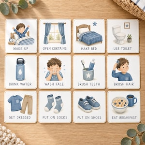 Peut inclure: Un ensemble de douze cartes carrées présentant des illustrations à l'aquarelle de tâches quotidiennes pour enfants. Chaque carte affiche une activité spécifique avec une étiquette en anglais, comme Wake Up, Open Curtains, Make Bed, Use Toilet, Drink Water, Wash Face, Brush Teeth, Brush Hair, Get Dressed, Put On Socks, Put On Shoes et Eat Breakfast.