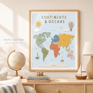 Może przedstawiać: Oprawiony edukacyjny wydruk ścienny zatytułowany CONTINENTS & OCEANS na jasnoniebieskim tle z mapą świata w pastelowych kolorach. Mapa przedstawia podpisane kontynenty, oceany, słońce, chmury, balon na ogrzane powietrze oraz dwie żaglówki.