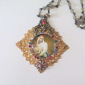 Crowned Mary and Child Jesus, Religious Assemblage