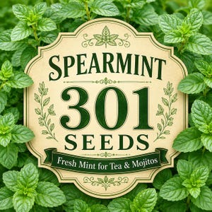 Könnte beinhalten: Ein beiges, verziertes, schildförmiges Etikett mit dem dunkelgrünen Text SPEARMINT 301 SEEDS und Fresh Mint for Tea & Mojitos, umgeben von einem dichten, leuchtend grünen Hintergrund aus frischen, strukturierten Minzblättern.