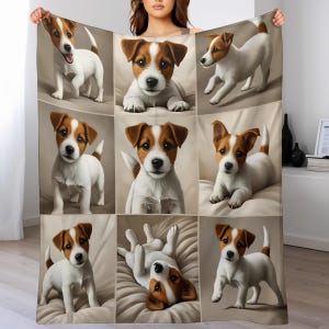 Puede incluir: Una manta rectangular que presenta una cuadrícula de nueve ilustraciones distintas de cachorros Jack Russell Terrier. Cada panel muestra un cachorro con pelaje blanco y marrón en varias posturas, incluyendo de pie, sentado, acostado y rodando.