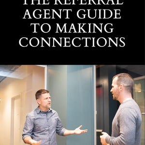 Puede incluir: Una guía digital titulada THE REFERRAL AGENT GUIDE TO MAKING CONNECTIONS con texto blanco sobre fondo negro sobre una fotografía de dos personas en una oficina, una con camisa azul y la otra con un suéter gris.