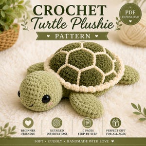 Op de afbeelding: Een gehaakte schildpadknuffel met een lichtgroene kop en een donkergroen schild met crèmekleurige randen. De tekst luidt CROCHET Turtle Plushie PATTERN, PDF DOWNLOAD, BEGINNER FRIENDLY, DETAILED INSTRUCTIONS, 10 PAGES STEP-BY-STEP en GIFT.