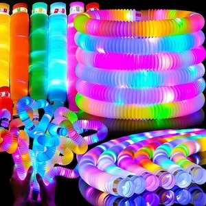 Könnte beinhalten: Eine Sammlung flexibler Kunststoffröhren im Akkordeon-Stil in leuchtenden Farben wie Gelb, Orange, Grün, Blau und Pink. Diese Röhren verfügen über interne LED-Lichter, die leuchten, und werden sowohl in geraden vertikalen Stapeln als auch gewickelt gezeigt.