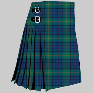 Puede incluir: Una falda escocesa plisada con un patrón de tartán en tonos azul profundo, verde bosque y finas líneas amarillas. La prenda incluye dos correas de cuero negro con hebillas de metal plateado situadas en el lateral para un ajuste regulable.