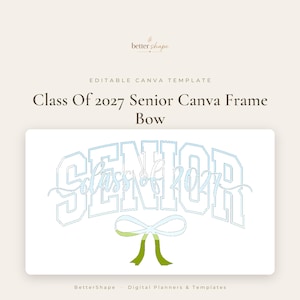 Może przedstawiać: Edytowalny szablon Canva z tekstem Class Of 2027 Senior Canva Frame Bow. Projekt przedstawia słowo SENIOR jasnoniebieską czcionką konturową, z nałożonym tekstem pisanym class of 2027 oraz jasnoniebiesko-zieloną kokardą umieszczoną poniżej.