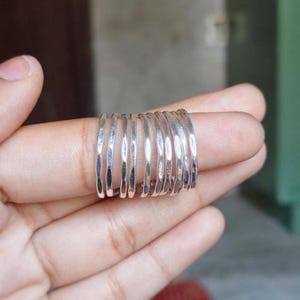 Set di 10 anelli impilabili martellati in argento sterling 925, fasce sottili e minimaliste, gioielli delicati perfetti per tutti i giorni, ideali come regalo.