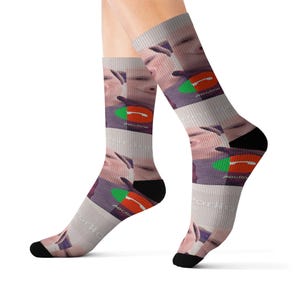 Puede incluir: Un par de calcetines con un estampado gráfico repetitivo de un rostro y una interfaz de llamada de teléfono móvil. El diseño incluye un botón verde y un botón rojo con el texto "decline" impreso en blanco sobre un fondo claro.